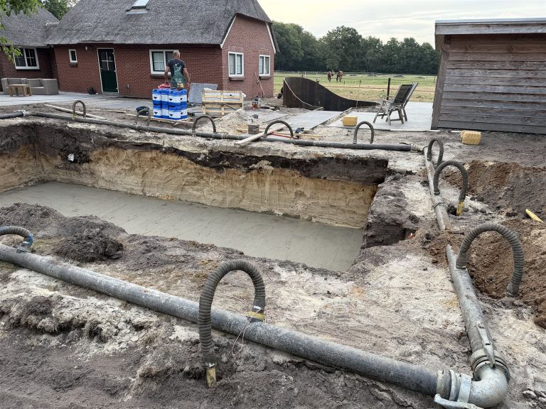 Graafwerk voor een zwembad in een tuin