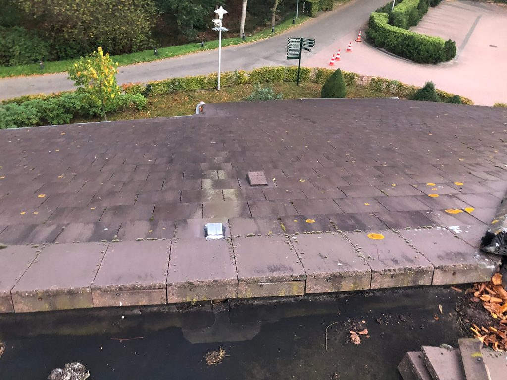 Bestaand dak van het gemeenschapsgebouw in Appelscha vóór de renovatie