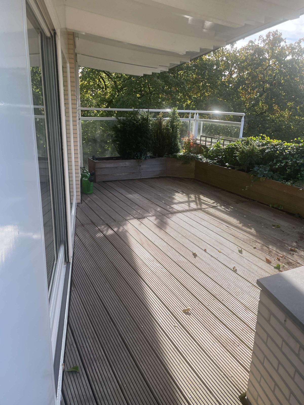 Houten vlonders op het dakterras in Emmen vóór de renovatie