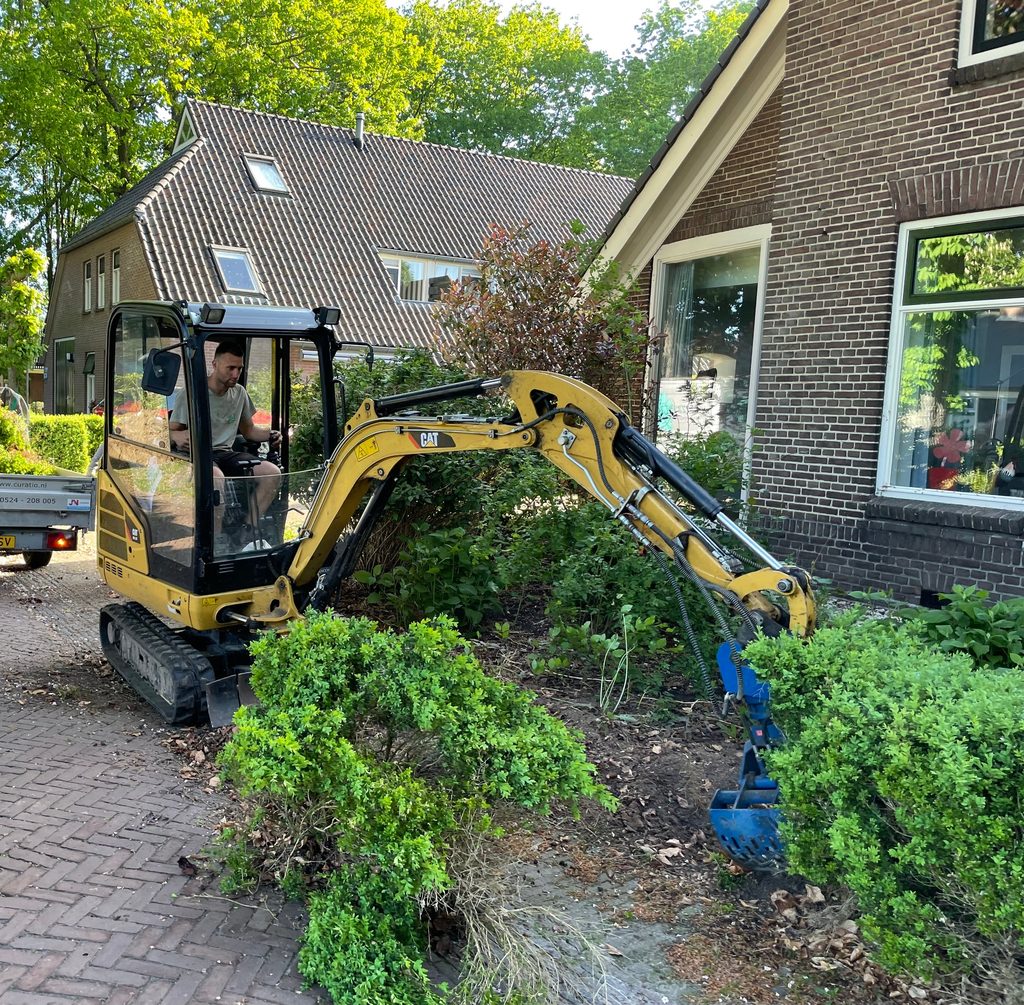 Verwijderen van de bestaande beplanting tijdens de renovatie in Dalen
