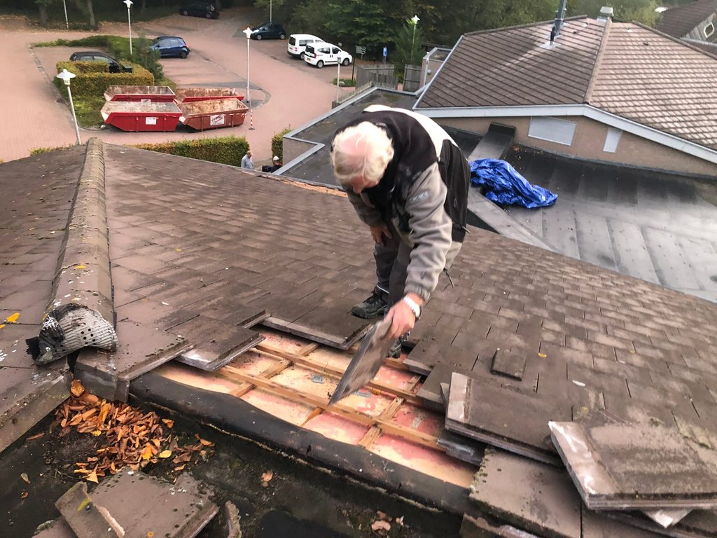 Verwijderen van de bestaande dakbedekking bij Stichting OlmenEs