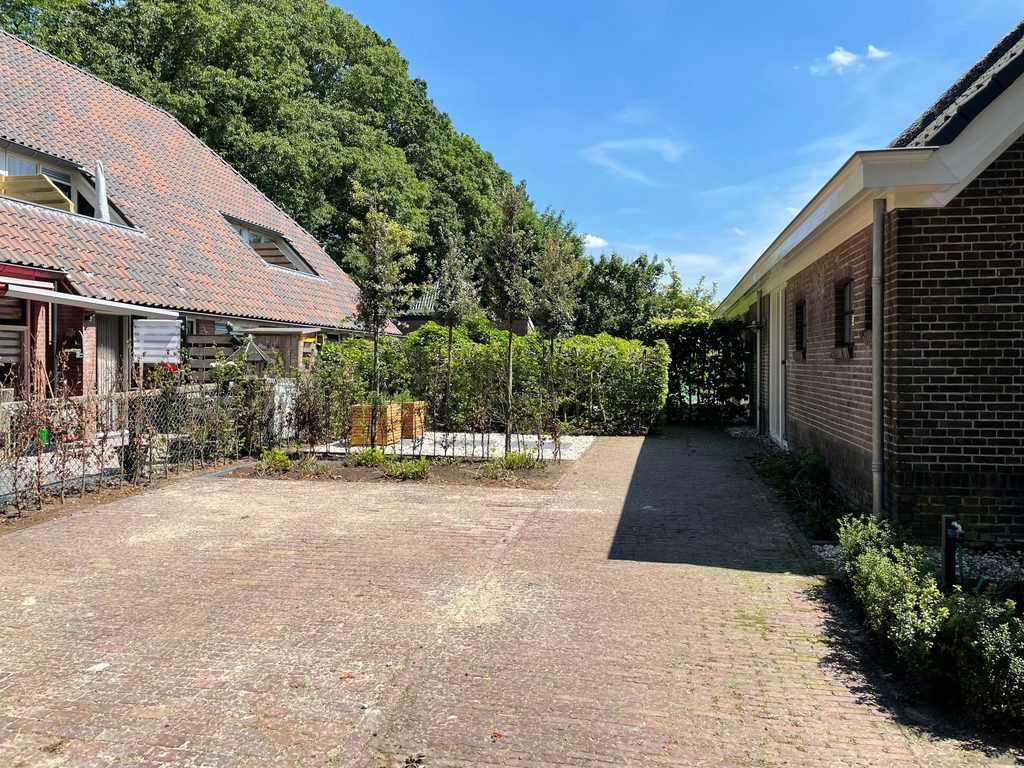 Overzicht van de gerenoveerde voortuin en bestaande bestrating in Dalen