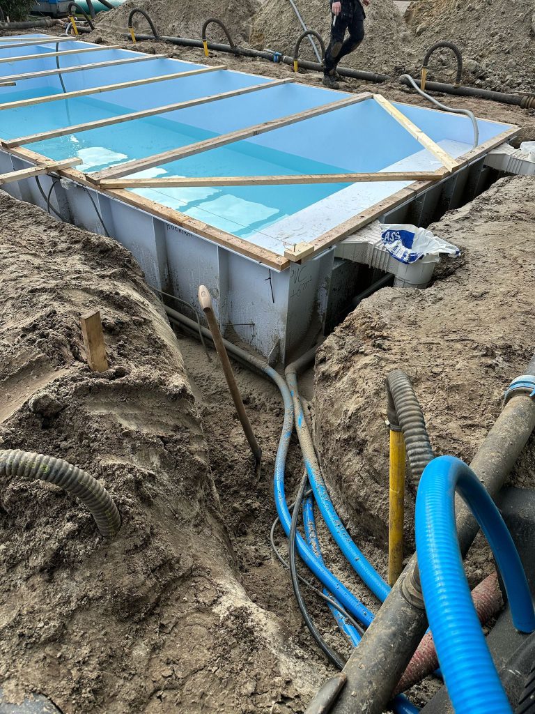 Plaatsing van het zwembad van Aqua Optimaal in Schoonebeek