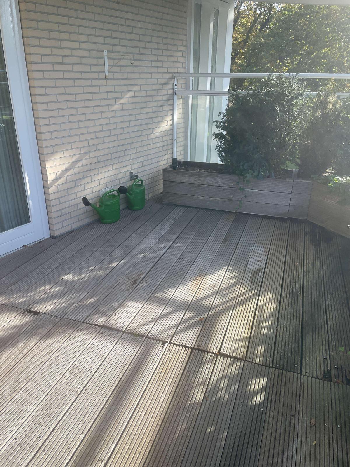 Zithoek met houten vlonders vóór vervanging door keramische tegels