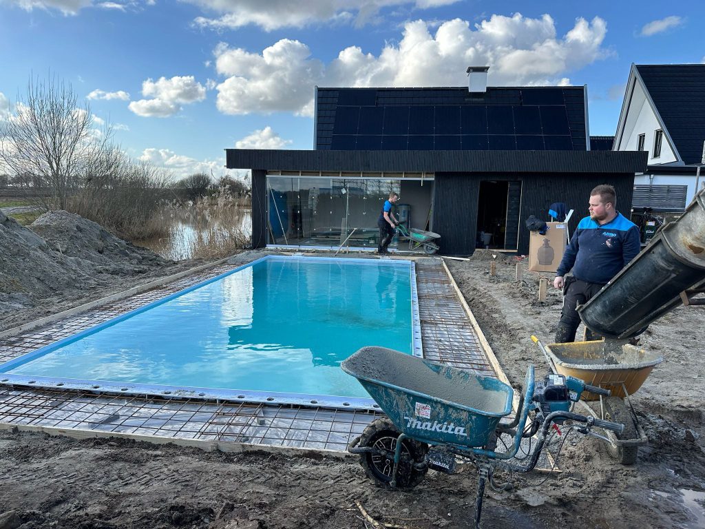 Aanlegwerk rondom het nieuwe zwembad in Schoonebeek