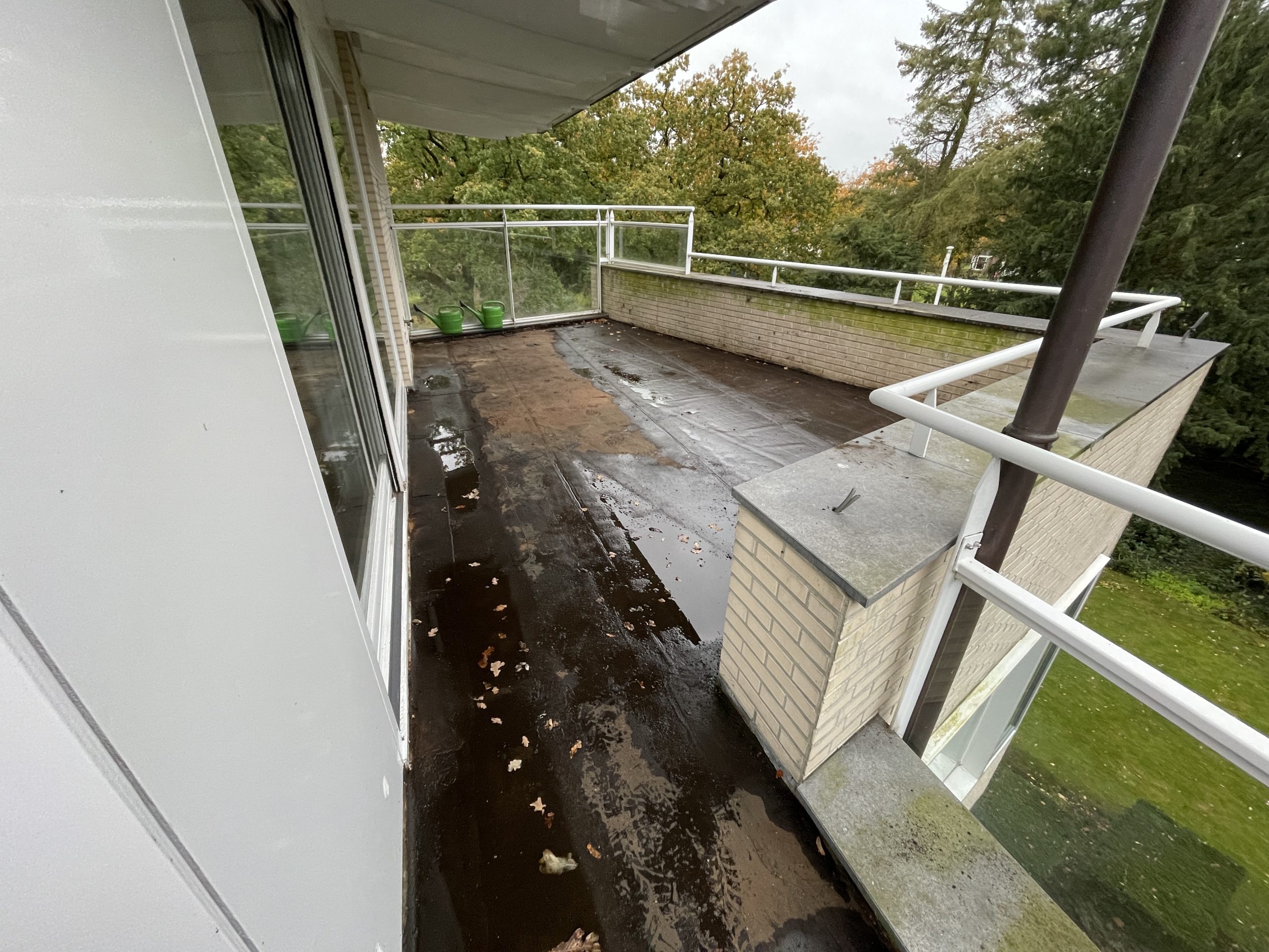 Dakterras in Emmen na het verwijderen van de houten vlonders