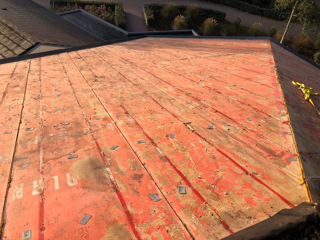 Vrijgemaakt dak van het gemeenschapsgebouw in Appelscha