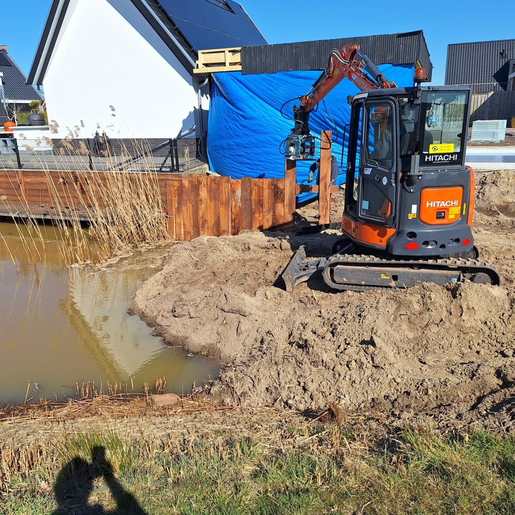 Aanleg van de nieuwe houten beschoeiing aan de waterkant
