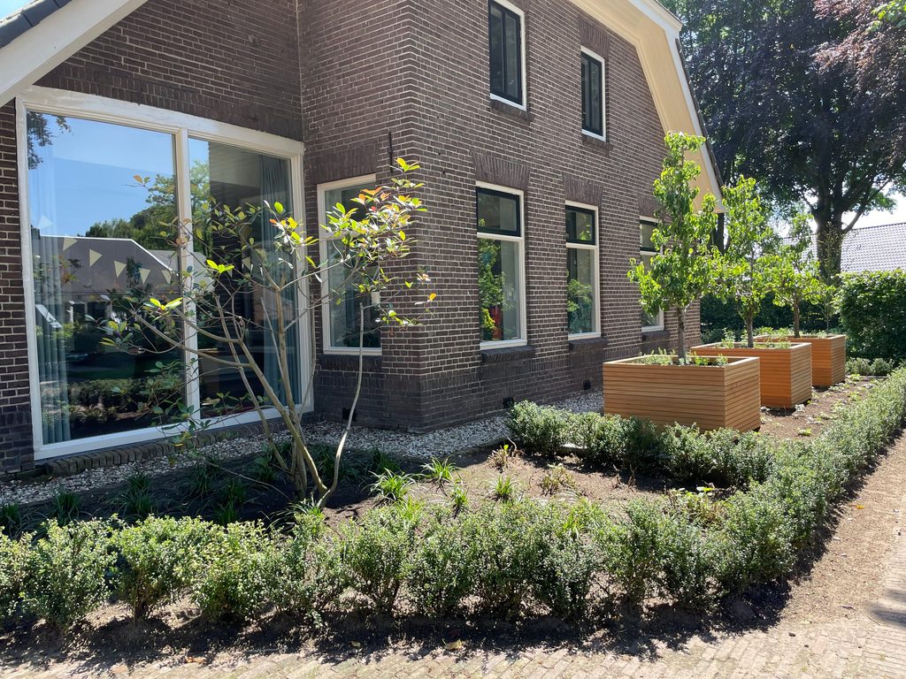 Groene beplanting rondom de woning en maatwerk plantenbakken