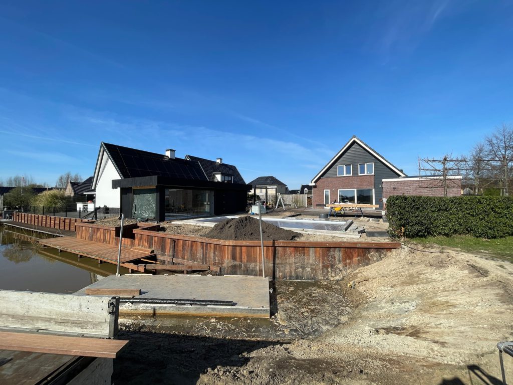 Overzicht van de wellnesstuin in aanleg aan het water
