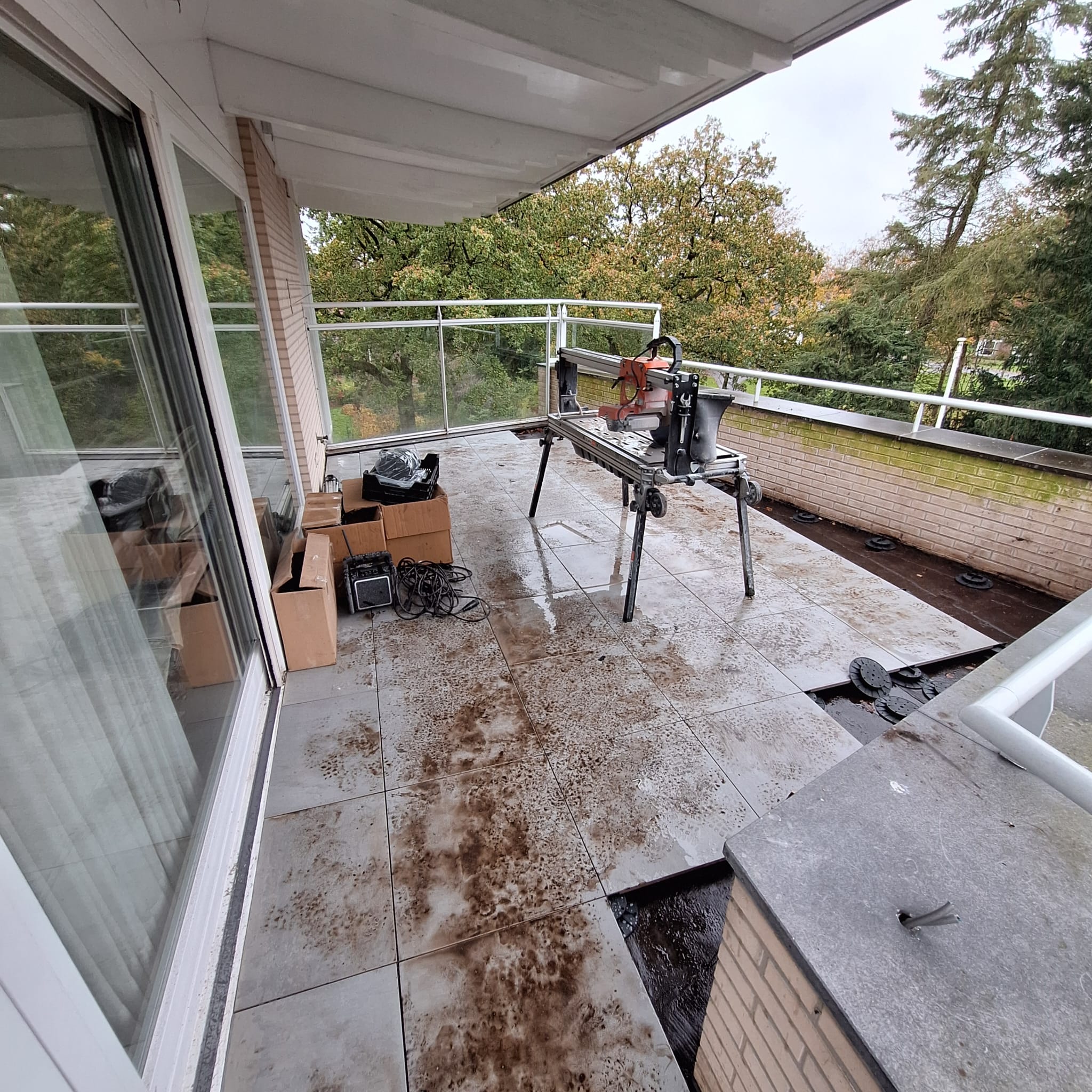 Aanleg van het dakterras met Ceramaxx Andes Grigio tegels