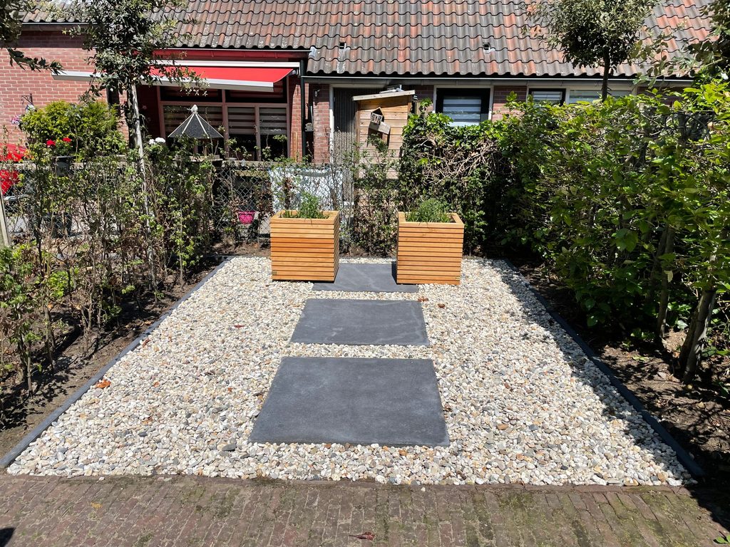 Staptegels en licht grind als rustige tuinafwerking