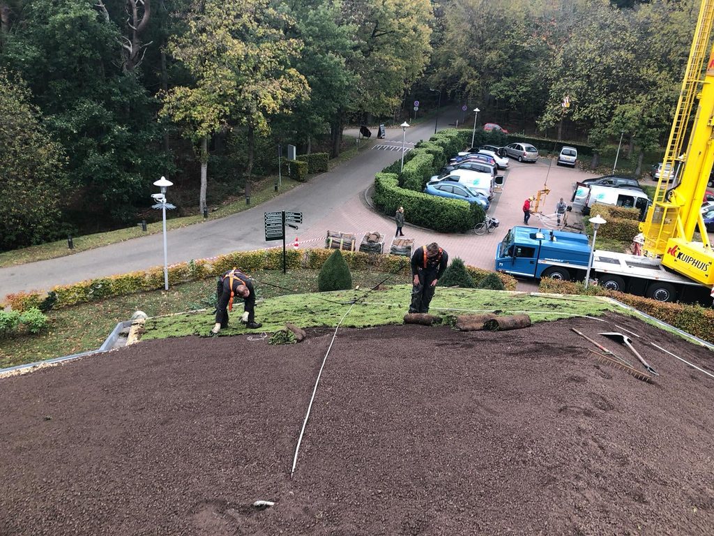 Verdelen van substraat over het hellende dak