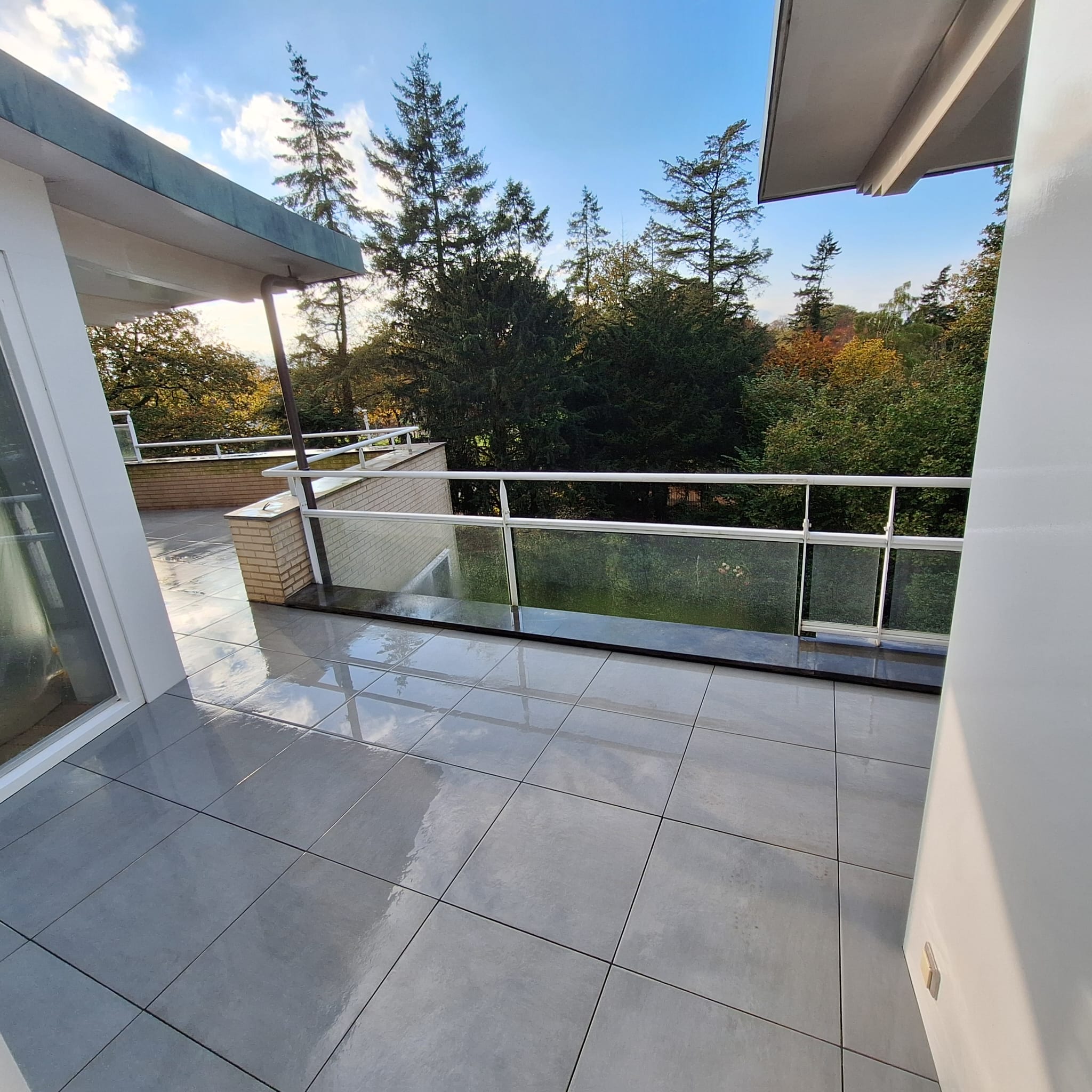 Keramisch dakterras met Ceramaxx Andes Grigio en uitzicht op het groen