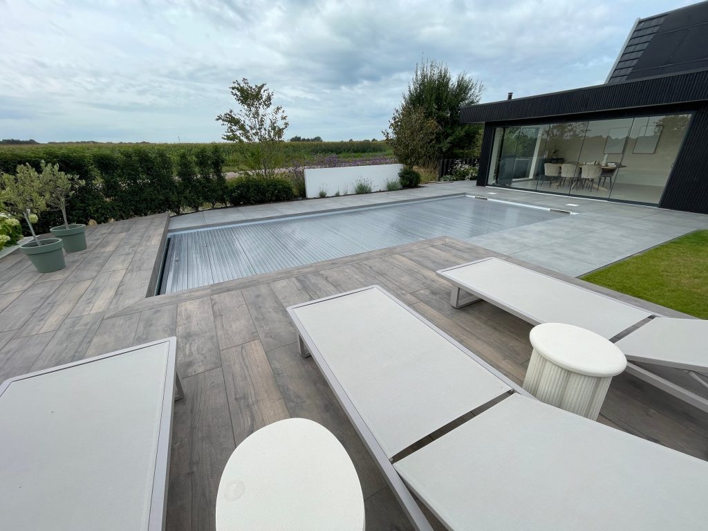 Keramisch terras met houtmotief bij het zwembad