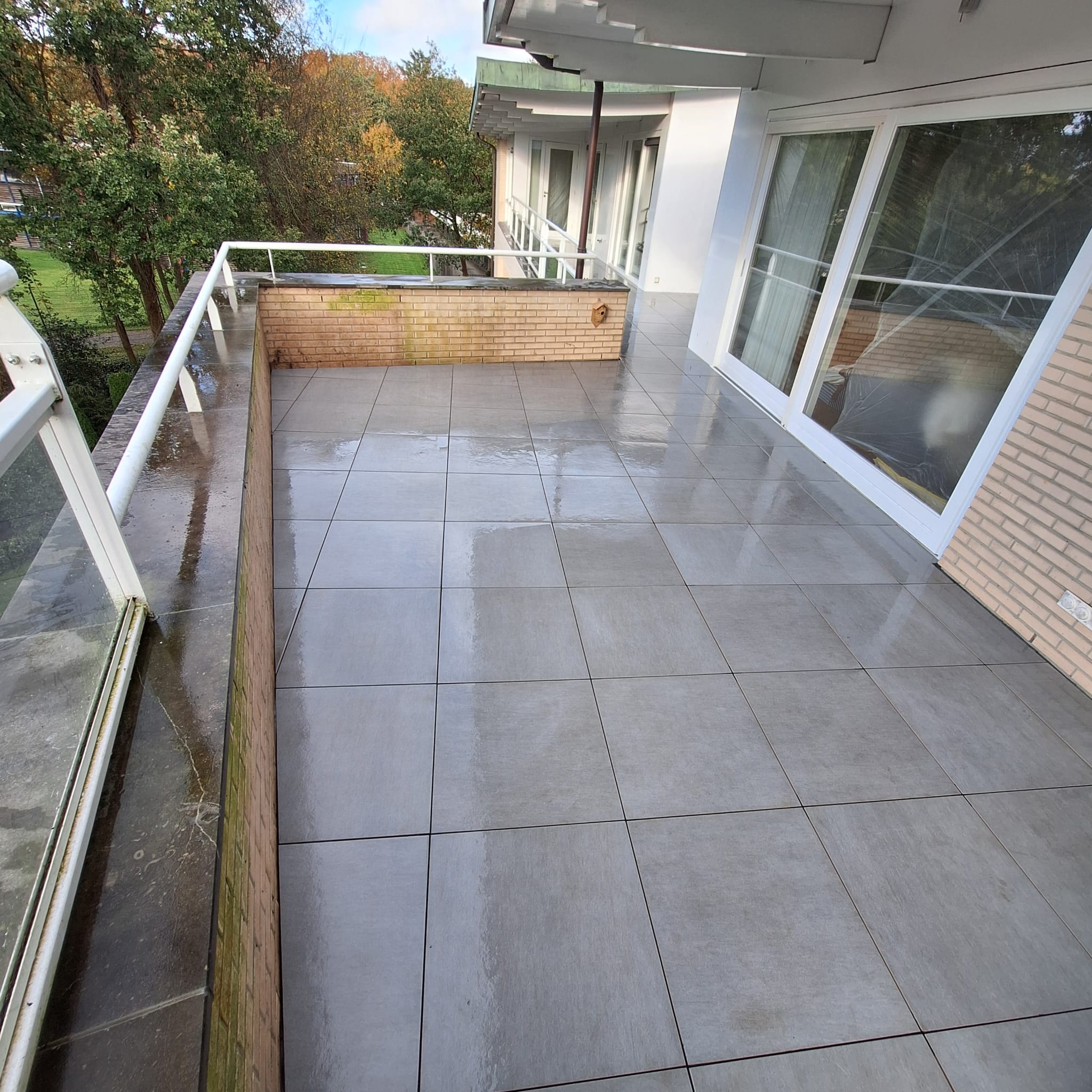 Groot keramisch dakterras in Emmen na de renovatie