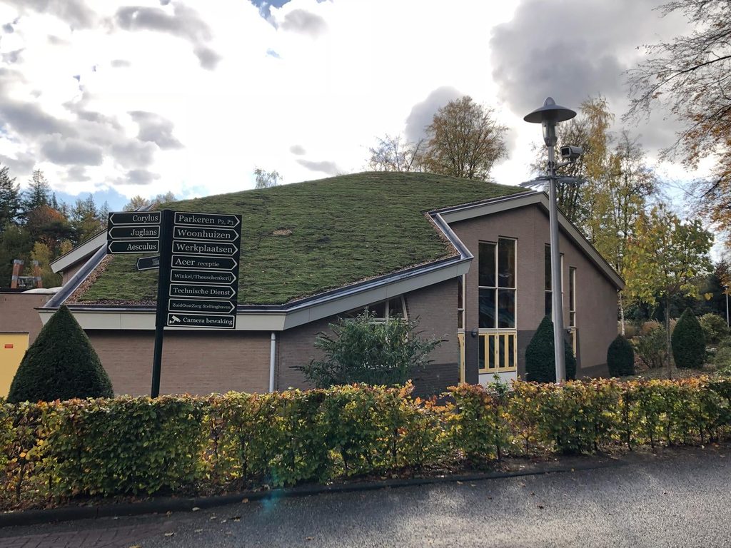 Gemeenschapsgebouw van Stichting OlmenEs met sedumdak