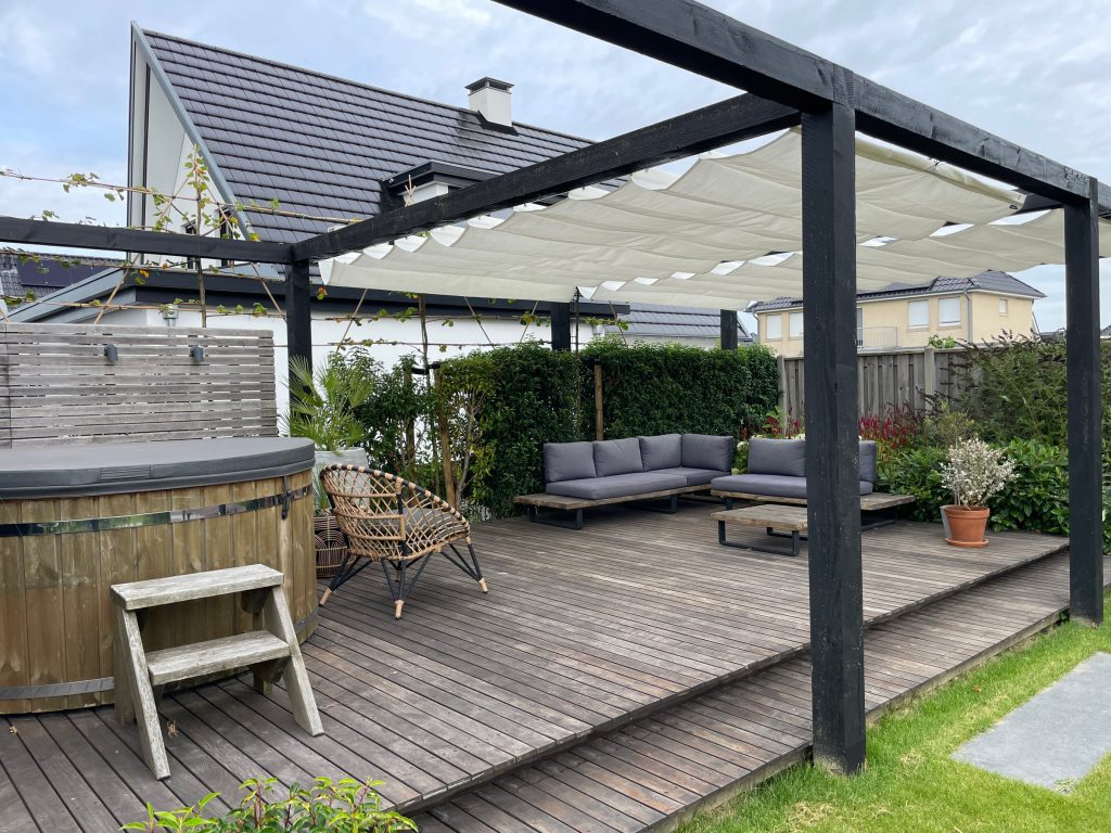 Maatwerk zonnedoek boven de hottub