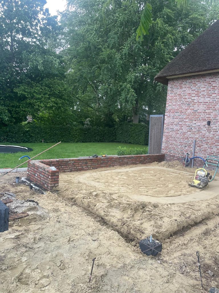 Voorbereiding van de fundering voor de tuinkamer in Gees