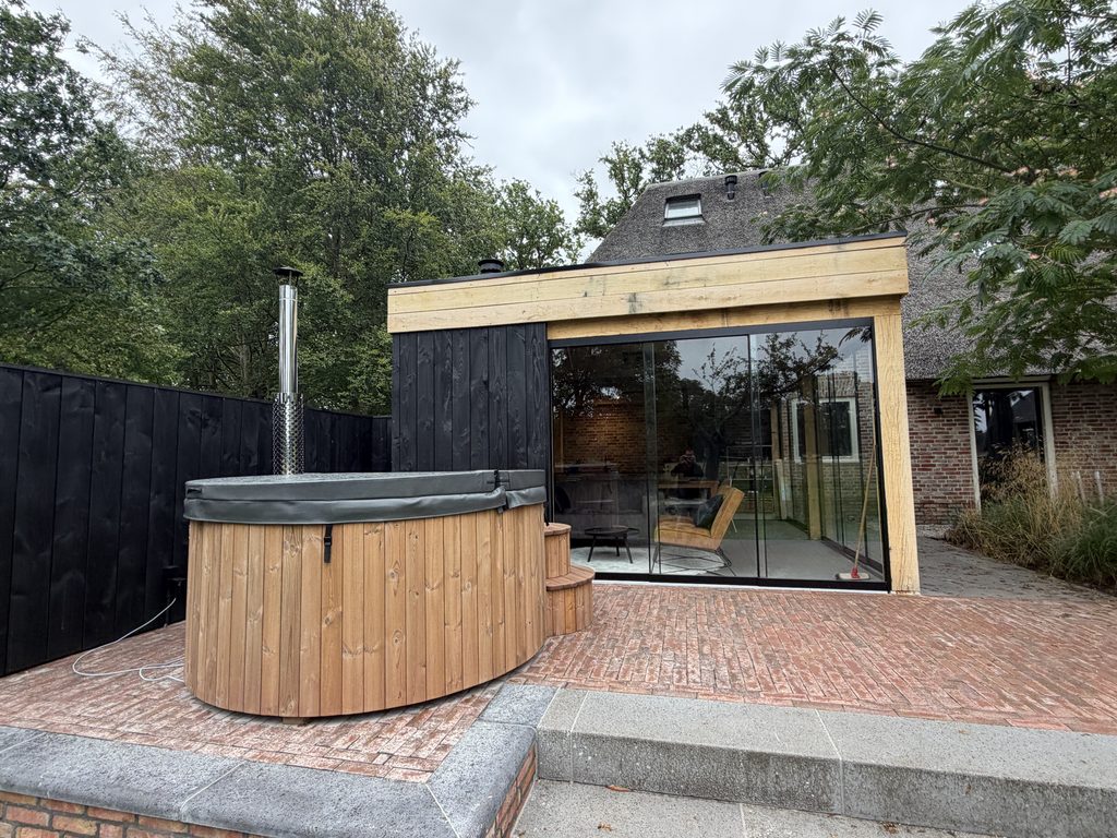 Maatwerk tuinkamer en houten hottub in de tuin in Gees