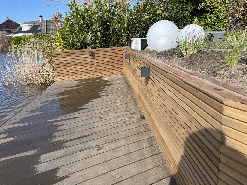 Afgewerkt vlonderterras met houten wandbekleding en geïntegreerde verlichting