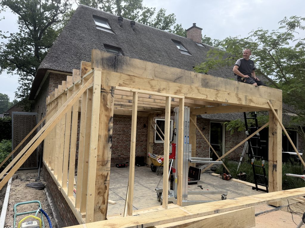 Opbouw van de zware eikenhouten constructie van de tuinkamer