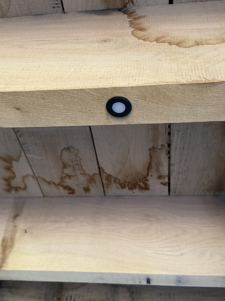 Zwarte inbouwspot verwerkt in een eikenhouten balk van de tuinkamer