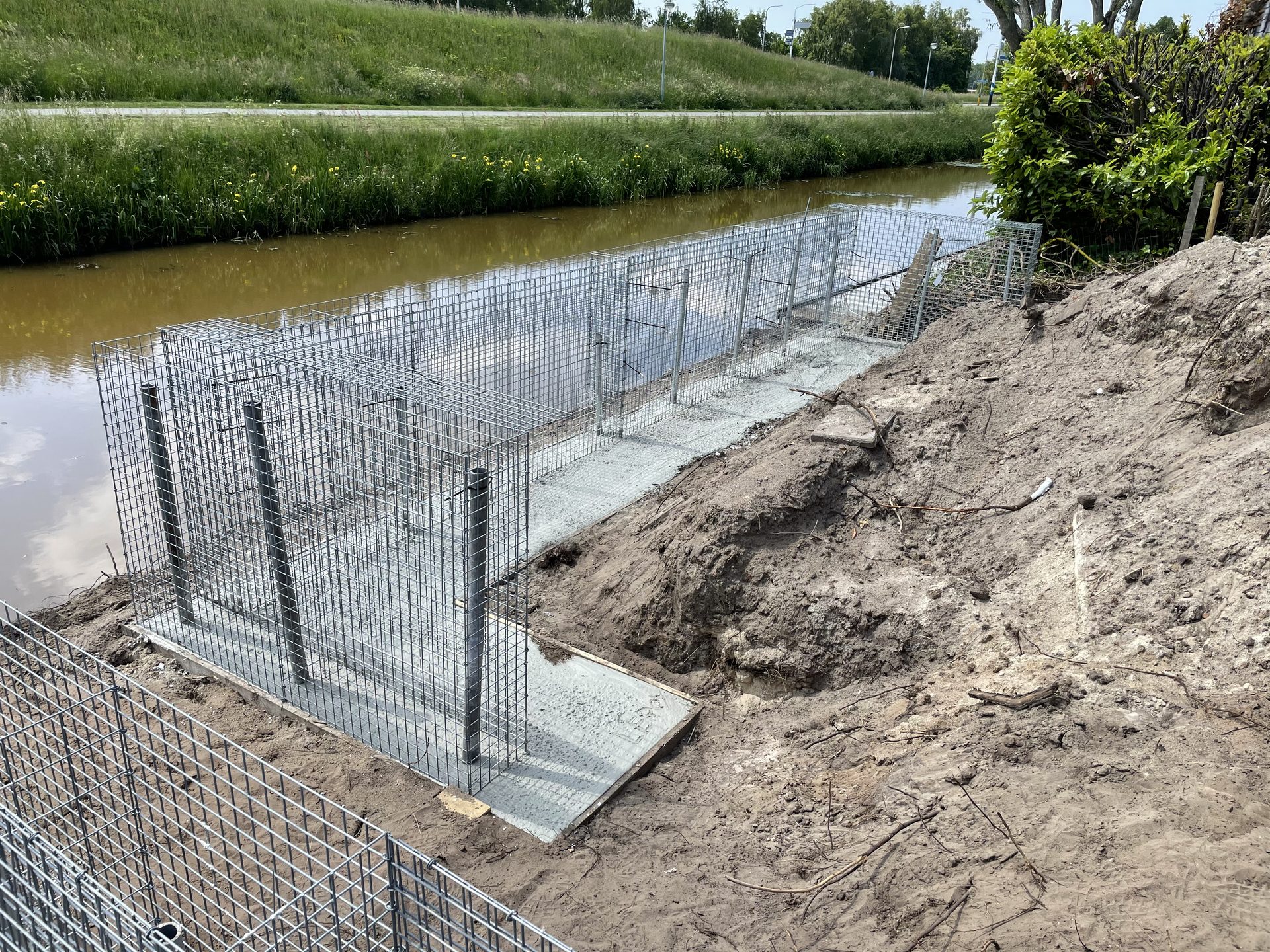 Aanleg van schanskorven voor het hoogteverschil aan de waterkant