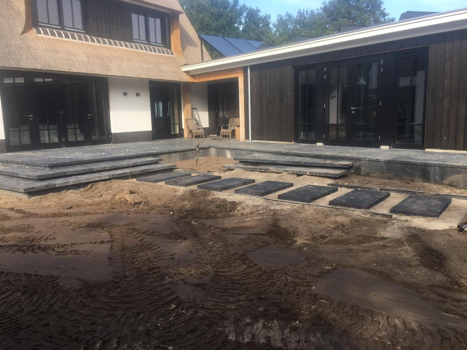 Aanleg van terrassen met Oud-Hollandse tegels bij de villa in Zwolle
