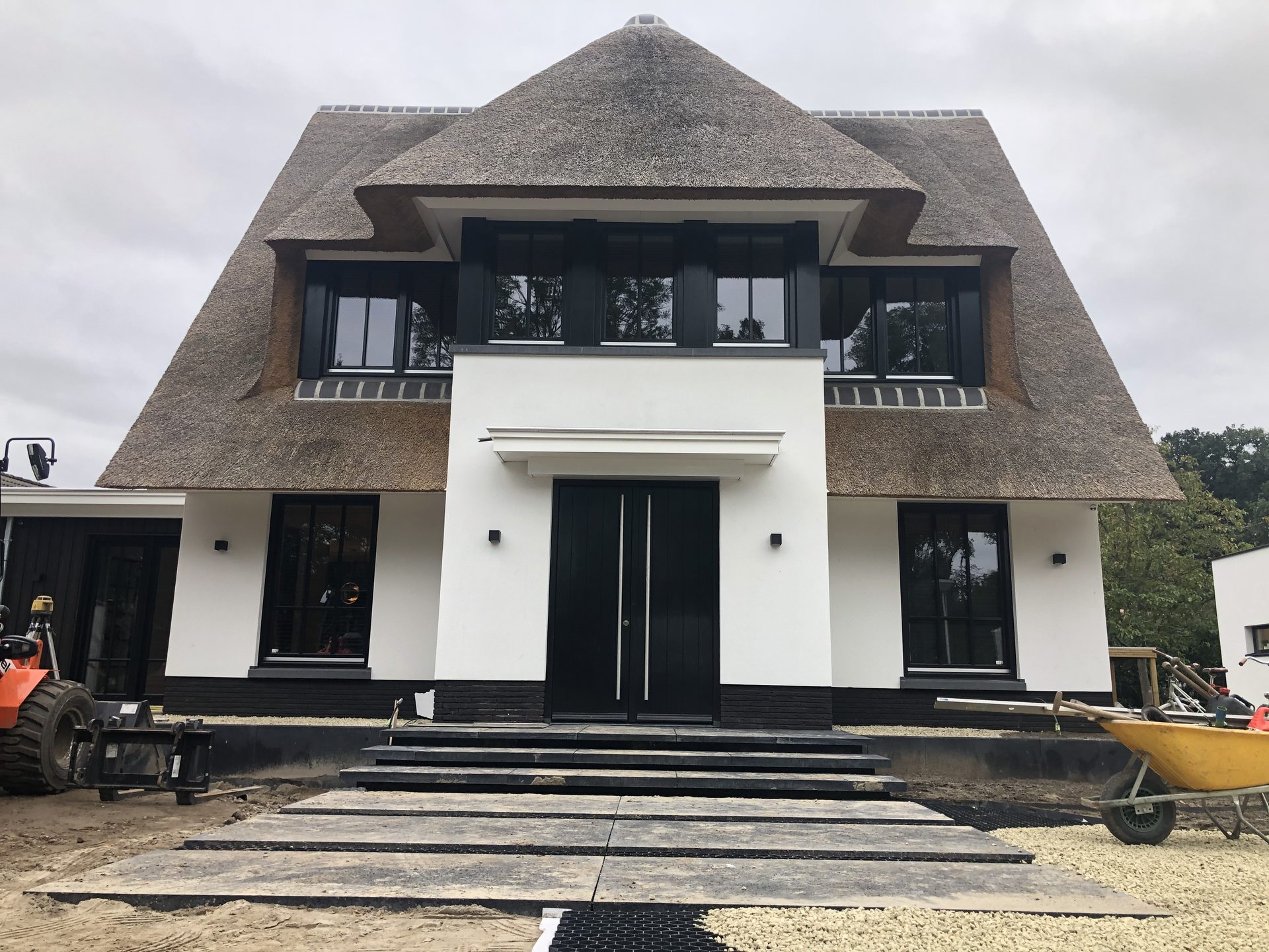 Entree van de villa met brede treden van Oud-Hollandse tegels