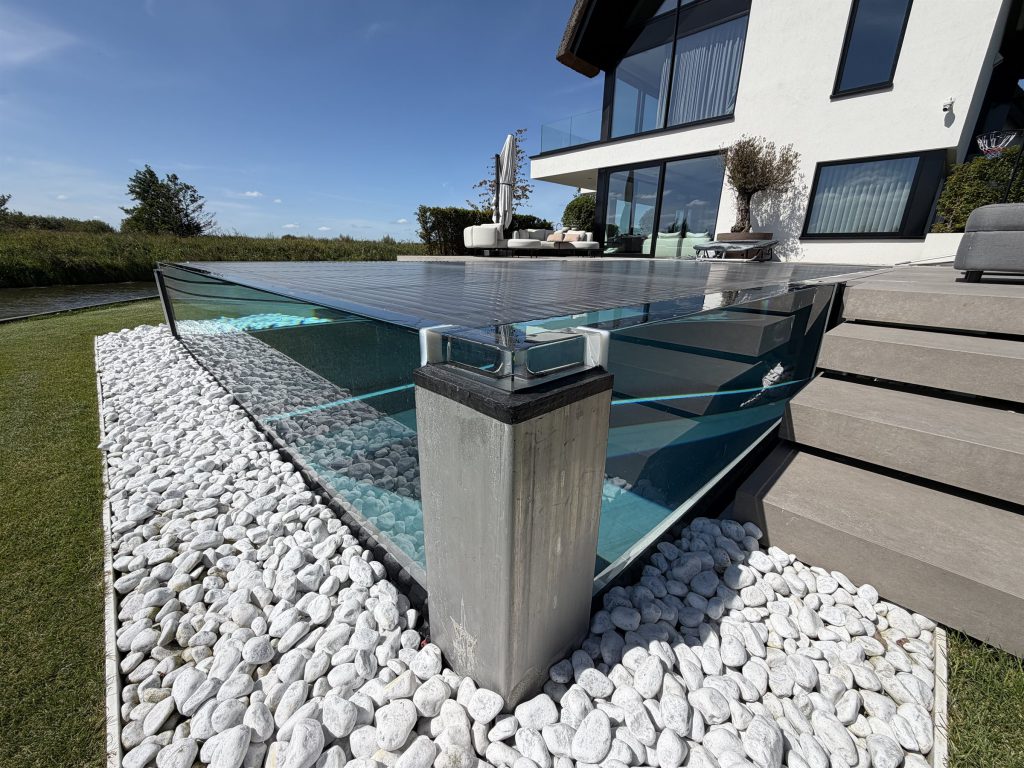 Glazen infinitypool met gesloten lamellenafdekking in Eelderwolde