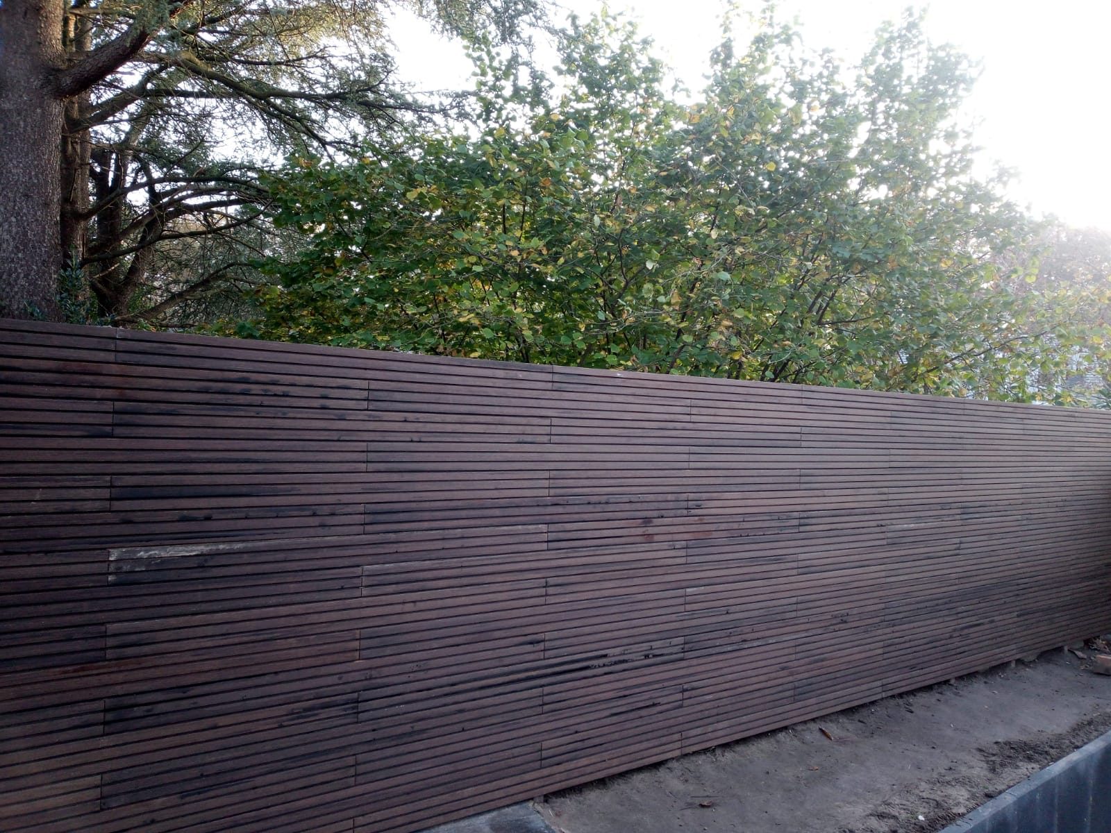 Horizontale schutting van donker Grad-bamboe in Zwolle