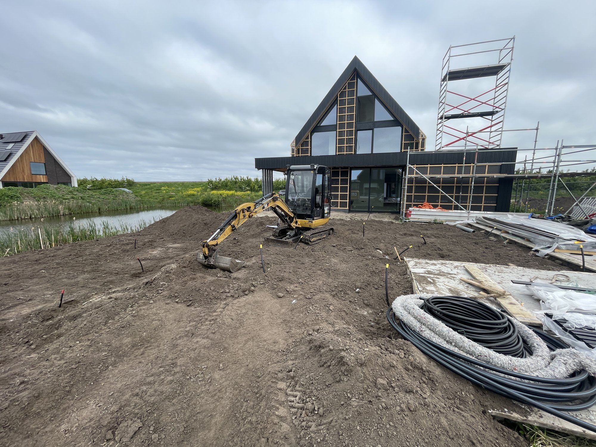 Grondwerk en voorbereiding van de beregening in de tuin