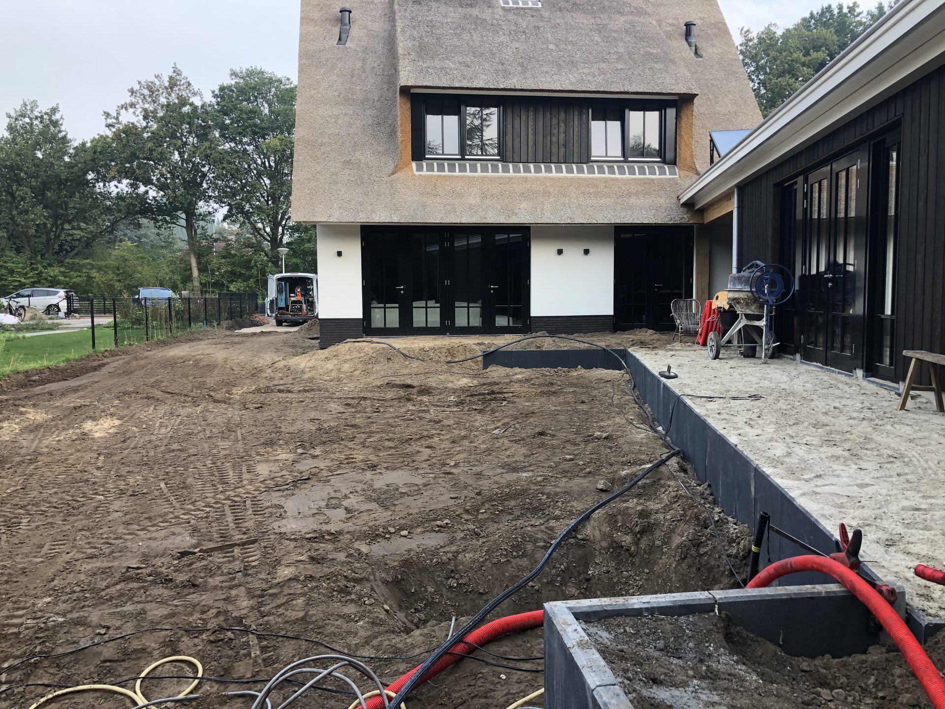 Grondwerk en voorbereiding voor de terrassen van de villatuin in Zwolle