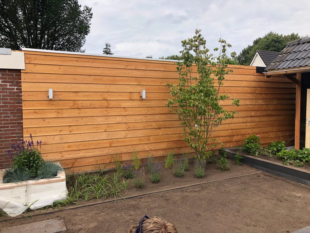 Warme houten wand met horizontale rabatdelen en verlichting