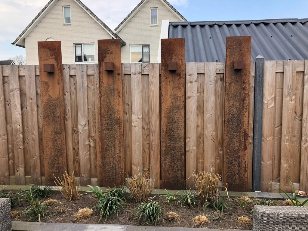 Houten tuinafscheiding met cortenstalen lichtpanelen