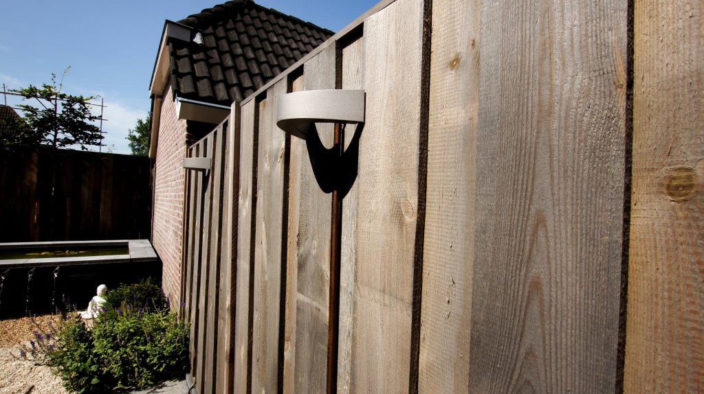 Houten schutting met geïntegreerde wandverlichting