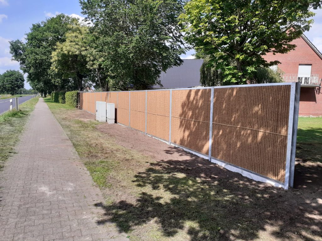 KokoWall tuinafscheiding met bruine kokosvezelpanelen in stalen frame