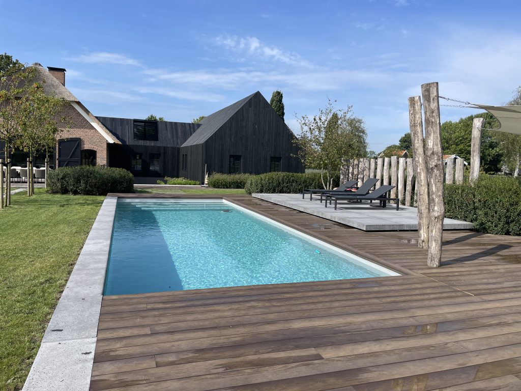Landelijke villatuin in Zwolle met zwembad en houten vlonderterras