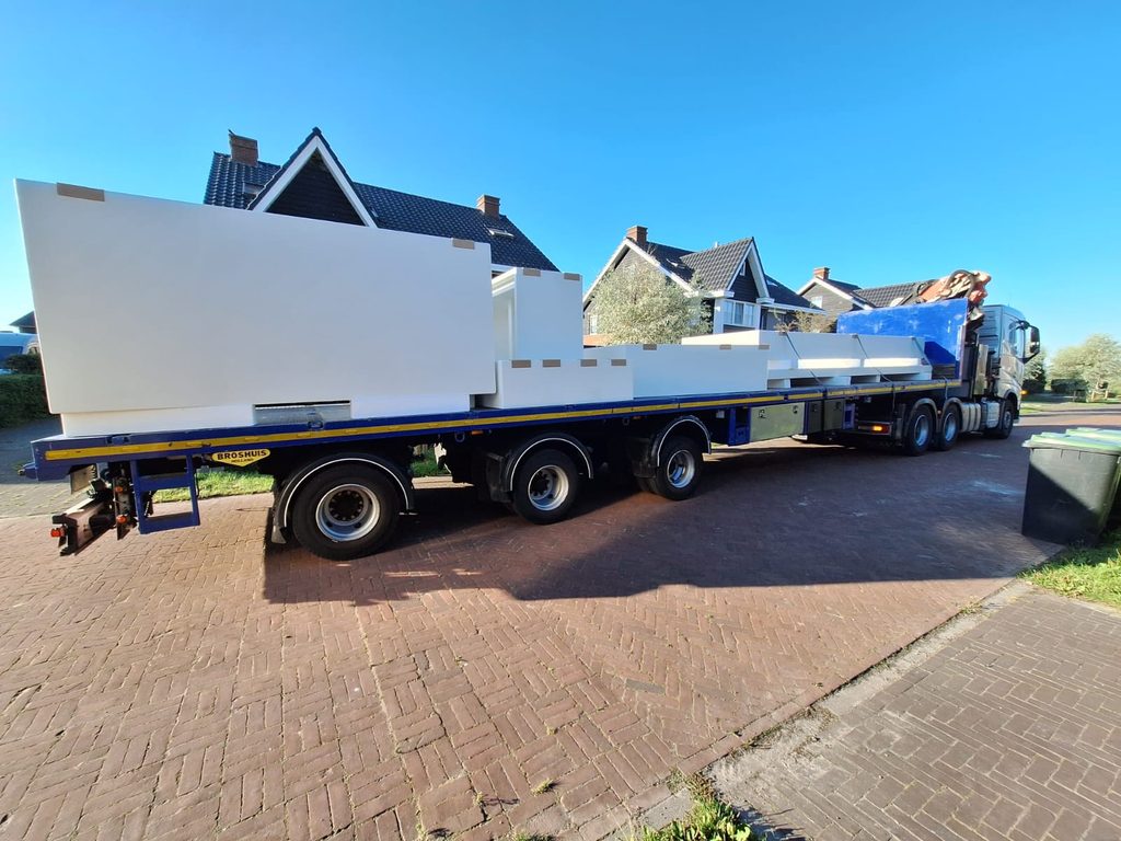 Levering van witte Luxcom maatwerk tuinelementen op locatie