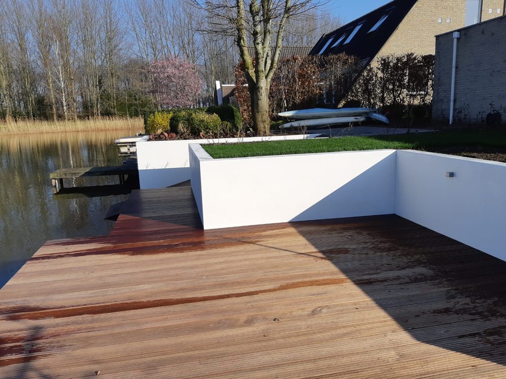 Witte Luxcom keerwanden op een houten terras aan het water