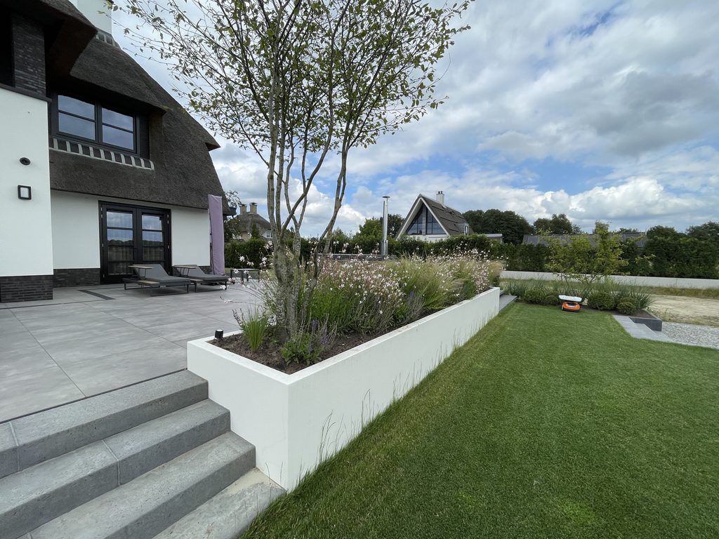 Witte Luxcom plantenbakken in een moderne villatuin
