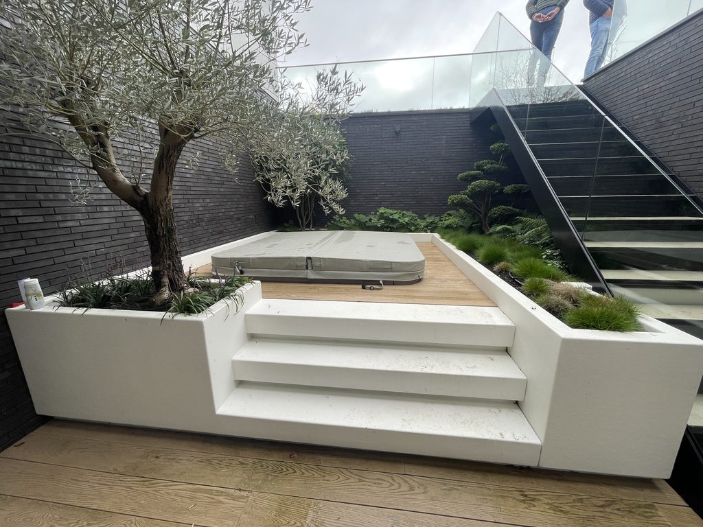 Luxcom trap en plantenbakken rond een wellnessplek in Joure