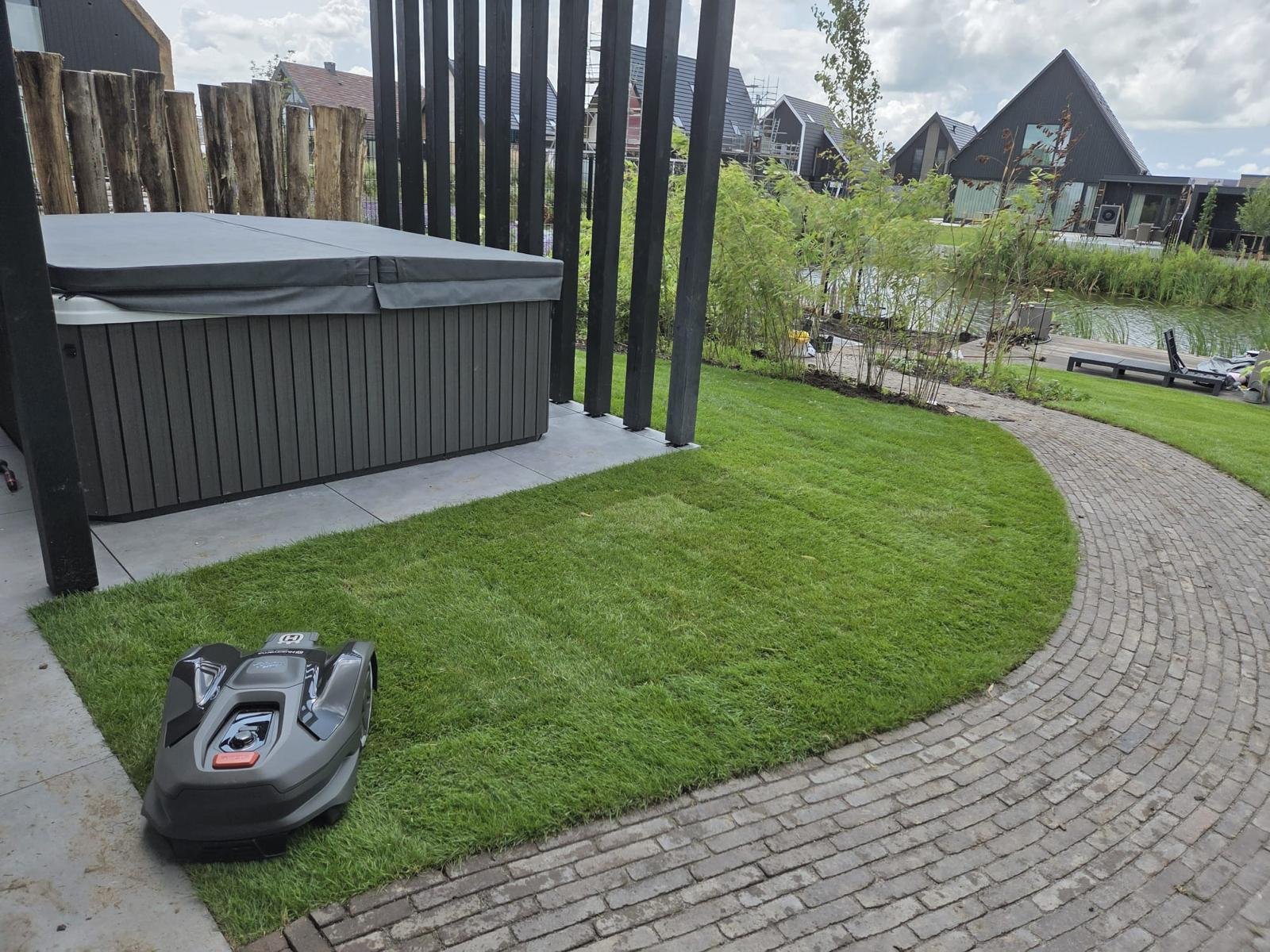 Maairobot voor het onderhoud van het gazon in de tuin