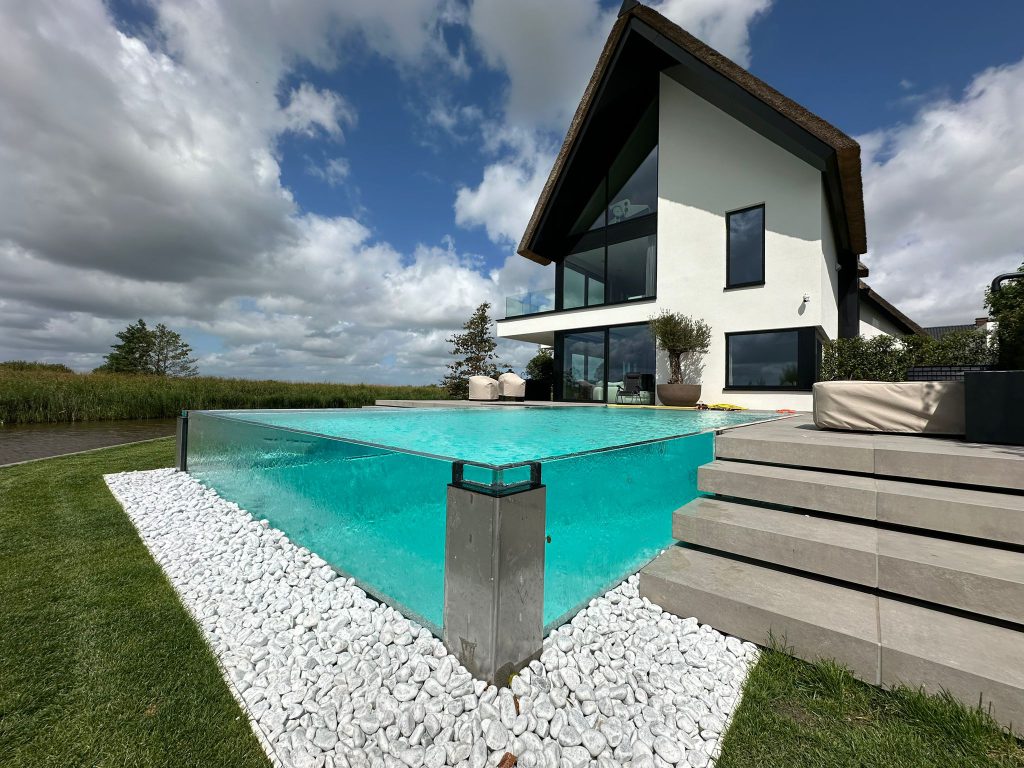 Glazen infinitypool bij moderne villa in Eelderwolde