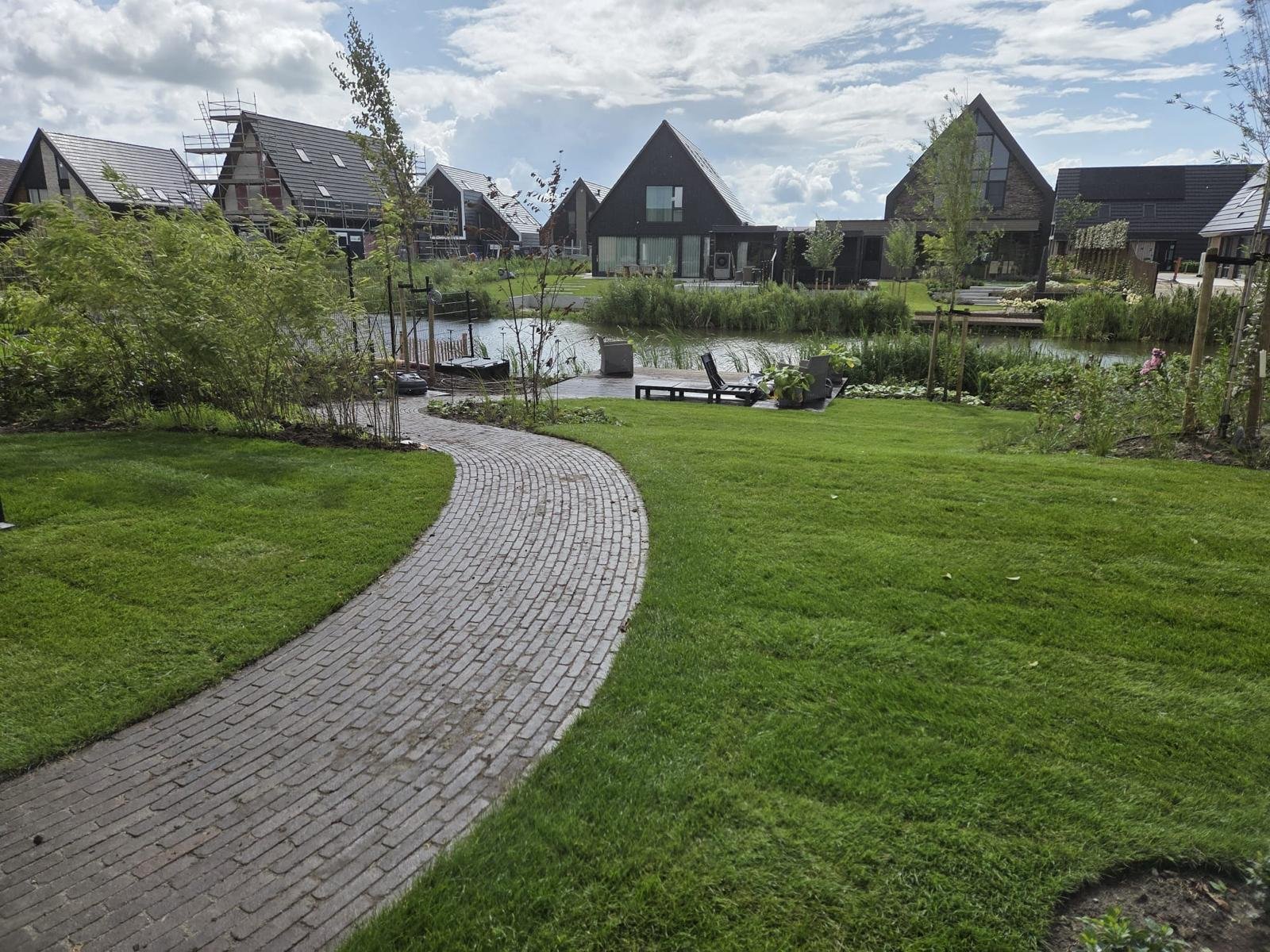 Moderne, speelse tuin in Zwolle met slingerpad van gebakken waaltjes