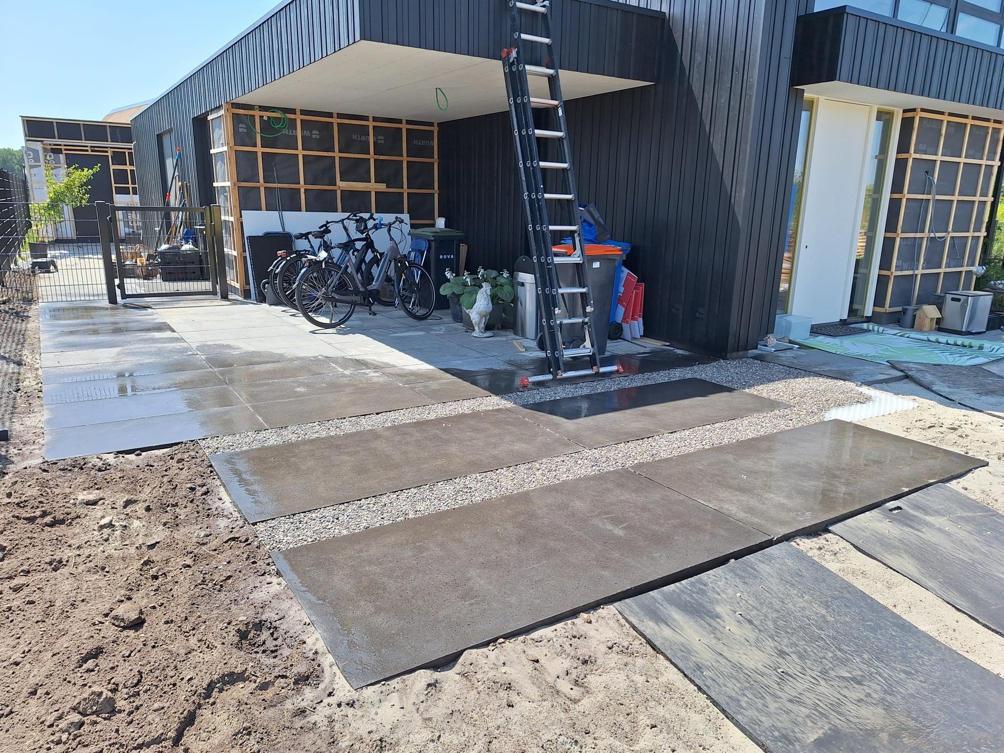 Oprit met Oud-Hollandse tegels en afwerking van split