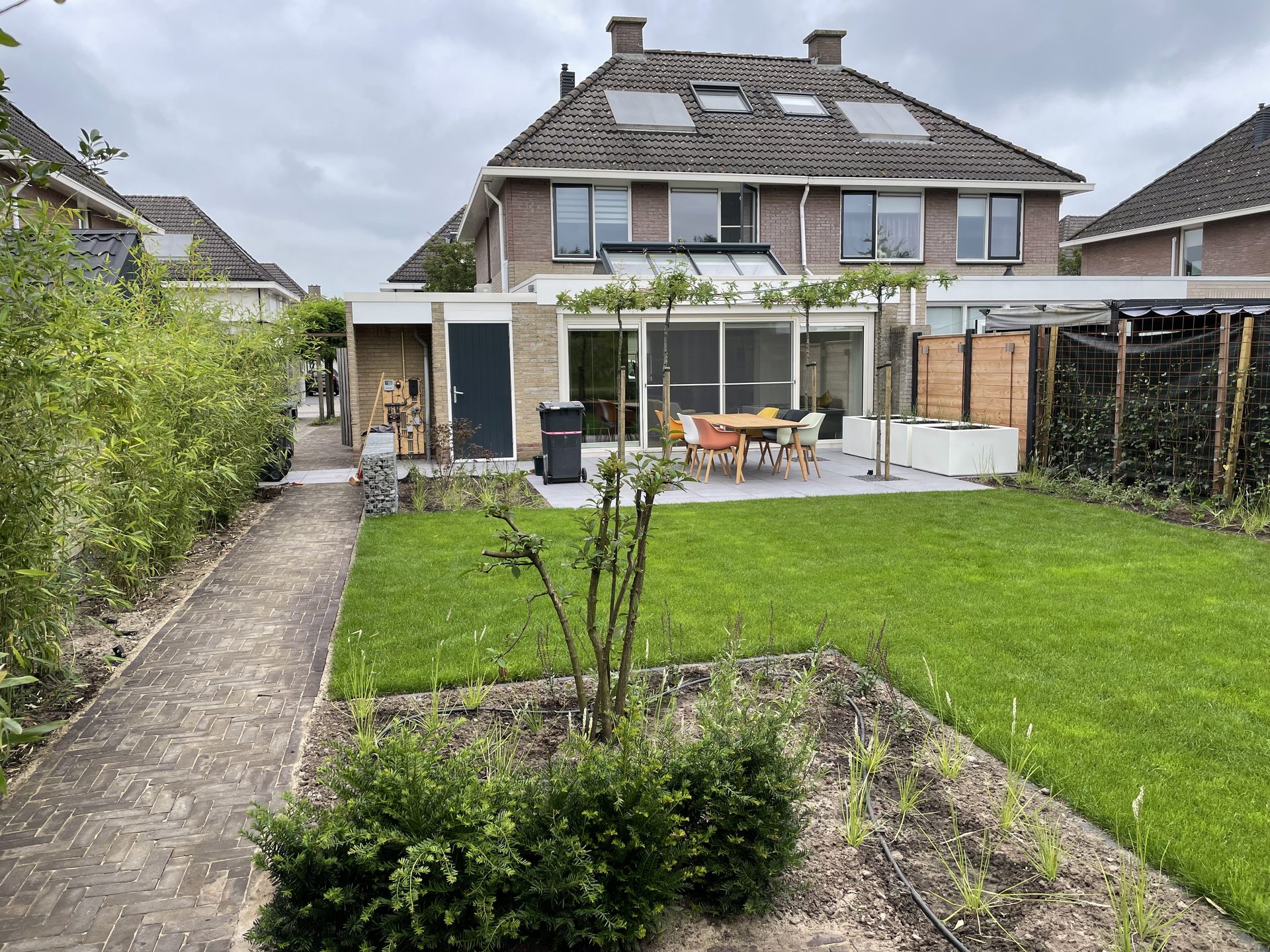 Overzicht van de achtertuin in Coevorden na de aanleg