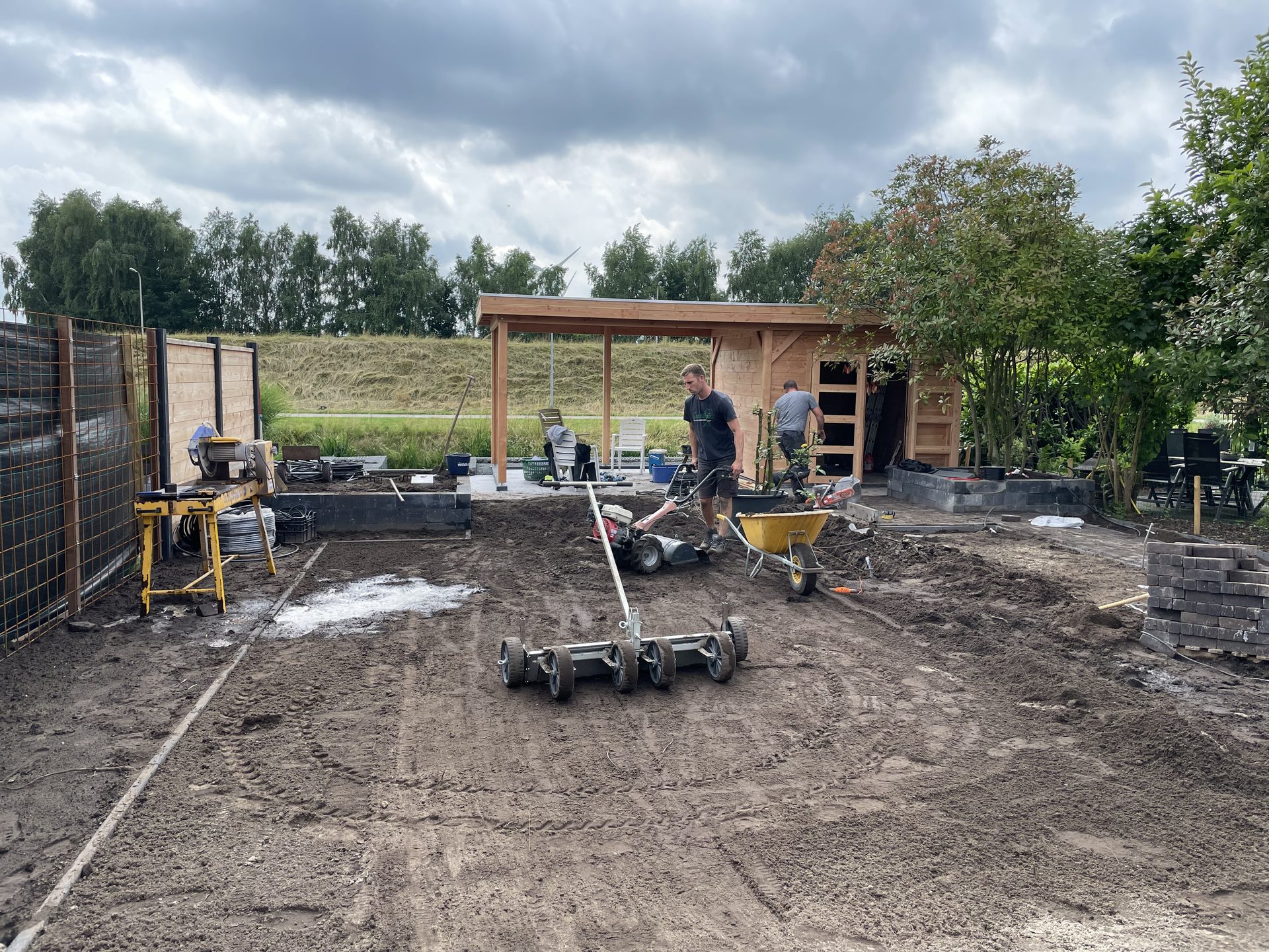 Werkzaamheden tijdens de realisatie van de achtertuin en het tuinhuis