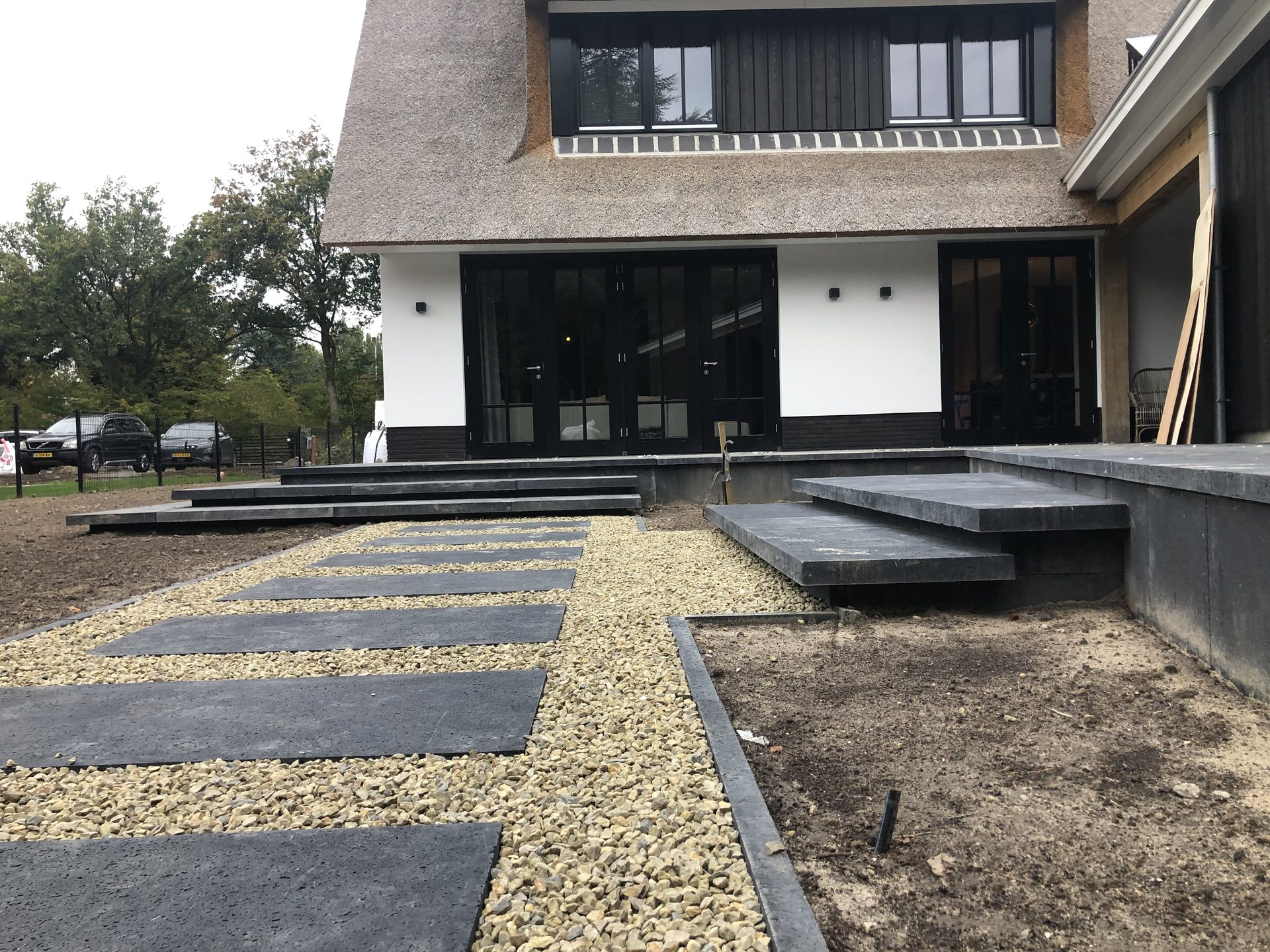 Grindpad met grote staptegels tussen de terrassen